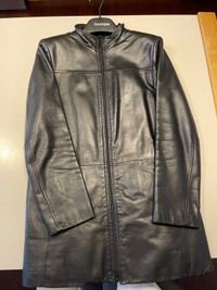 Manteau en cuir noir de marque Danier