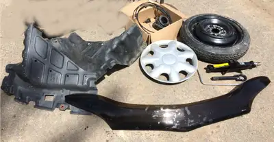 Pièces de plastique sous l'auto Toyota écho 2000 a 20.... 7$ Protège hood Toyota écho 2000 a 20.......