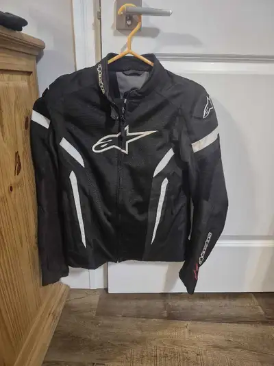 Selling my Alpinestar Stella textile motorcycle jacket in size small -medium ,fits more like a mediu...