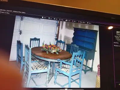 Beautiful detailing in this antique Solid oak table with 2 extensions; 5 chairs plus a captain chair...