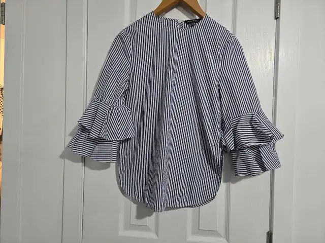 New blouse in Women's - Tops & Outerwear in Longueuil / South Shore - Image 2