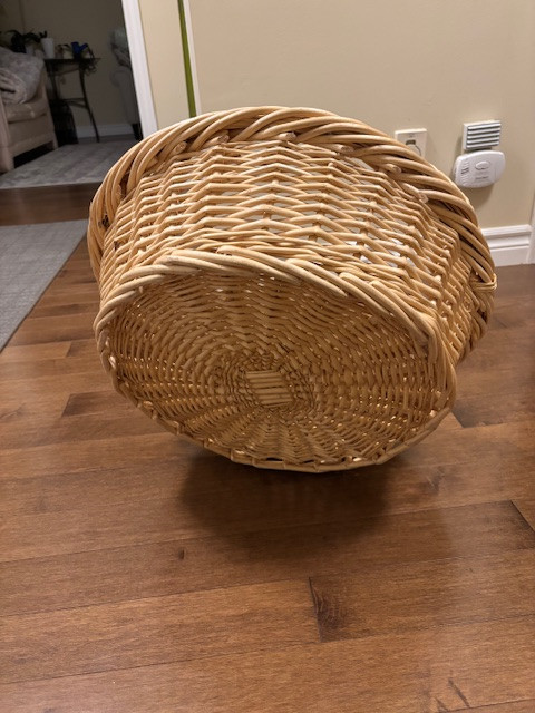 Lovely Round Large Handmade Natural Wicker Basket with Handle in Other in Barrie - Image 3