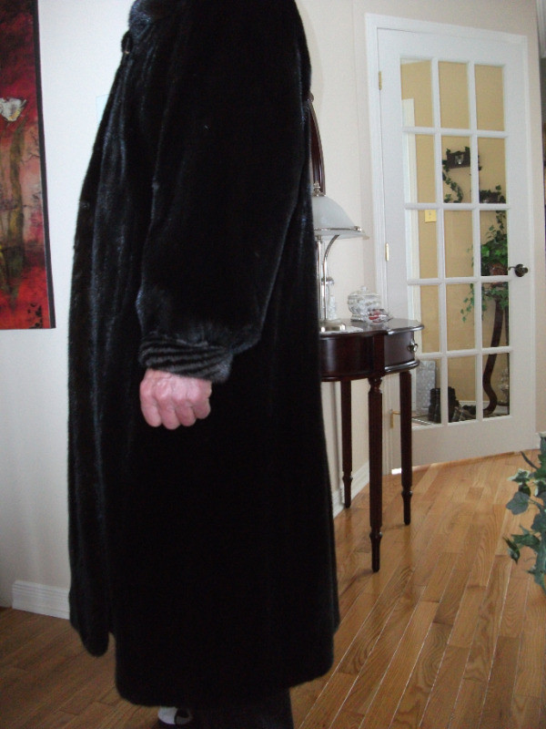 manteau  vison noir long femme Gr: 14/15 dans Femmes - Hauts et vêtements d'extérieur  à Rimouski / Bas-St-Laurent - Image 3