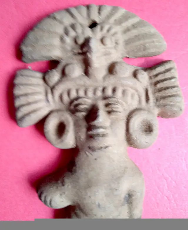 Une des 2 figurines plates terre cuite maya in Arts & Collectibles in Longueuil / South Shore - Image 3