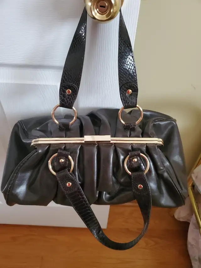 Woman hand bag  in Women's - Bags & Wallets in Oshawa / Durham Region - Image 4