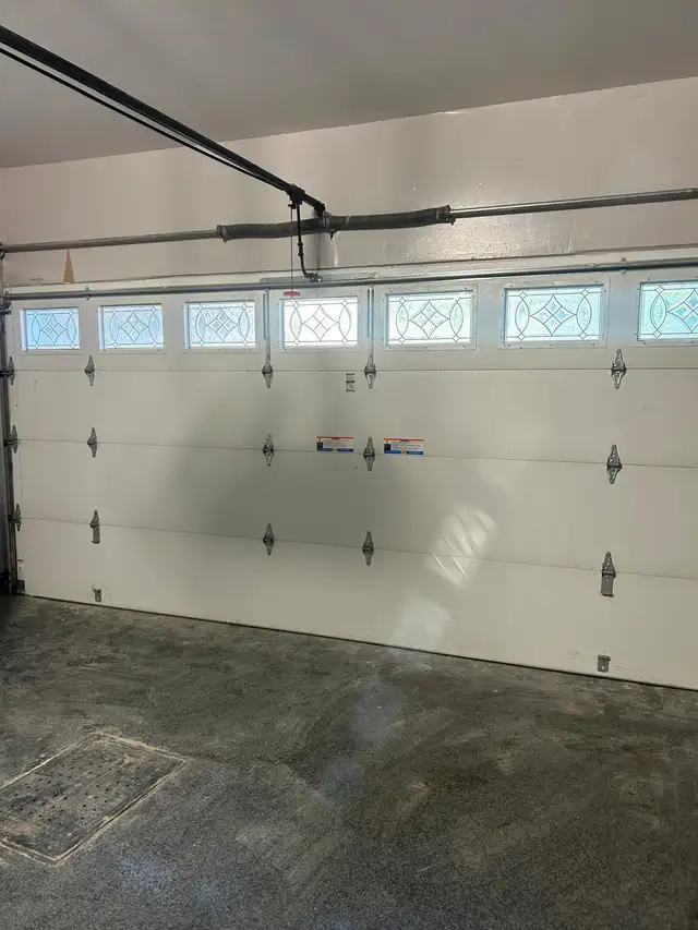 Great condition white garage door 15’x7’ with silent motor in Garage Doors & Openers in City of Montréal - Image 3