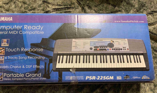 Yamaha electric keyboard in excellent condition in Pianos & Keyboards in Calgary