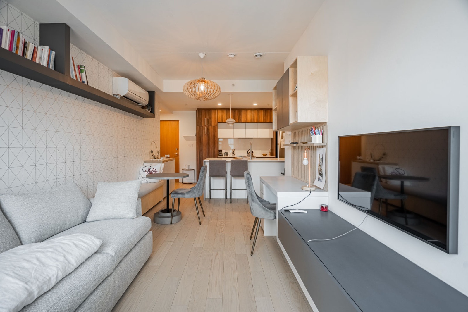 CONDO SUD OUEST-DISPO DE SUITE-PARKING-LIONEL GROULX CHARLEVOIX — photo 3