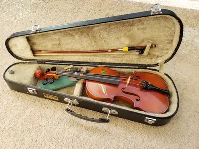Suzuki 1/8 scale violin Model 220, View more