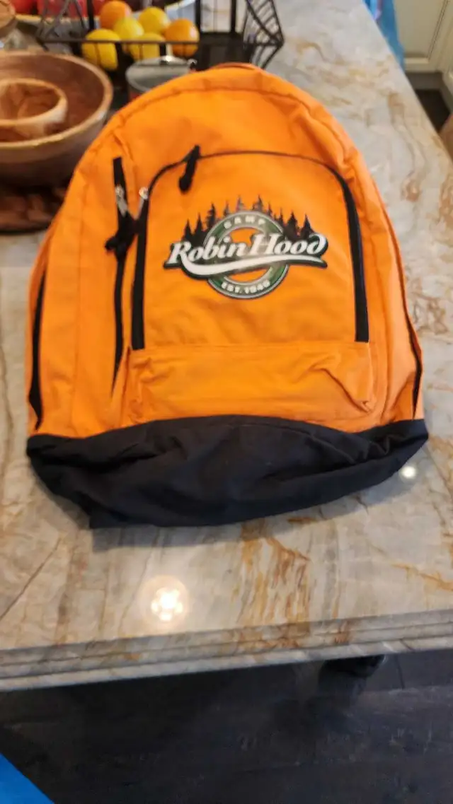 Large school bag orange in Bags & Luggage in Mississauga / Peel Region - Image 2
