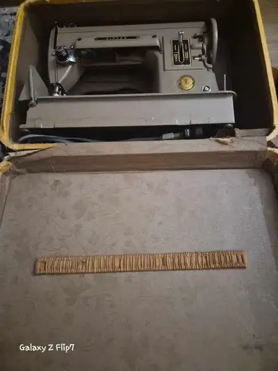 MUST GO, OFFERS ACCEPTED Vintage Singer Sewing Machine 1951, View more