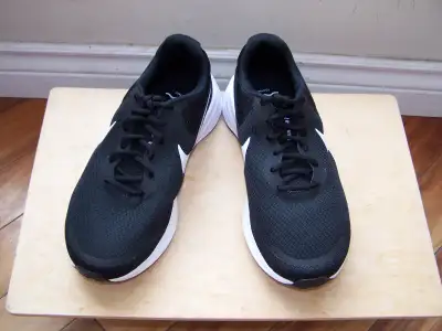 Nike women's shoes size 8 wide new, View more