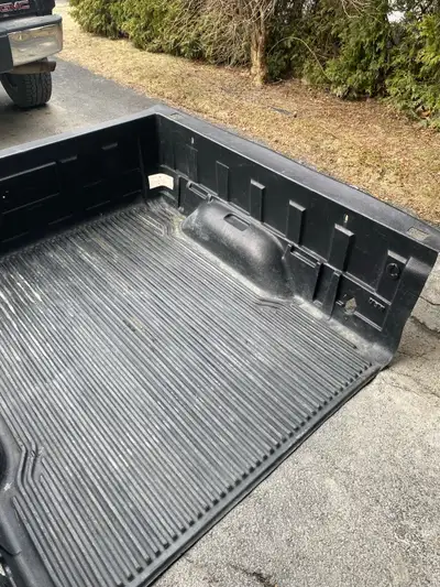 Boite de protection Rugged Liner en bon état pour Chevrolet Silverado et GMC Sierra boite 5.8 pieds.