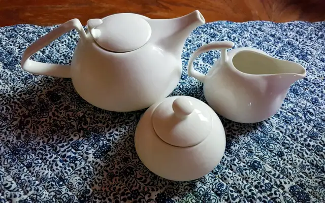 White Tie Cogsworth porcelain teapot, creamer and sugar  in Kitchen & Dining Wares in Belleville - Image 2