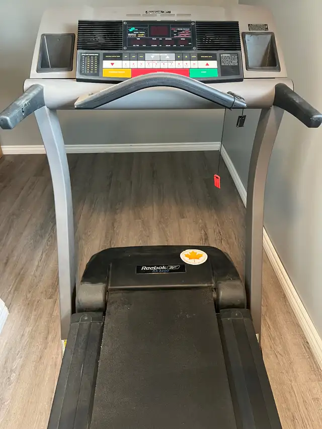 Treadmill in Exercise Equipment in Oshawa / Durham Region - Image 2