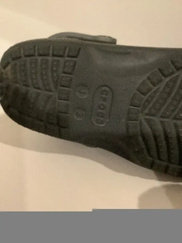 Crocs pour garçon (taille. 2) in Kids & Youth in Longueuil / South Shore - Image 10