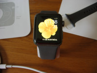 Montre Apple Watch serie 3 GPS en céramique gris 42 mm.
