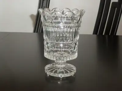 Vase en cristal polonais par Fifth Avenue Crystal Ltd, View more
