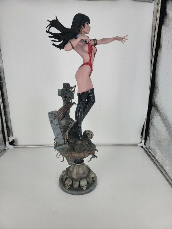 Sideshow Premium Format Vampirella Statue in Arts & Collectibles in Markham / York Region - Image 2