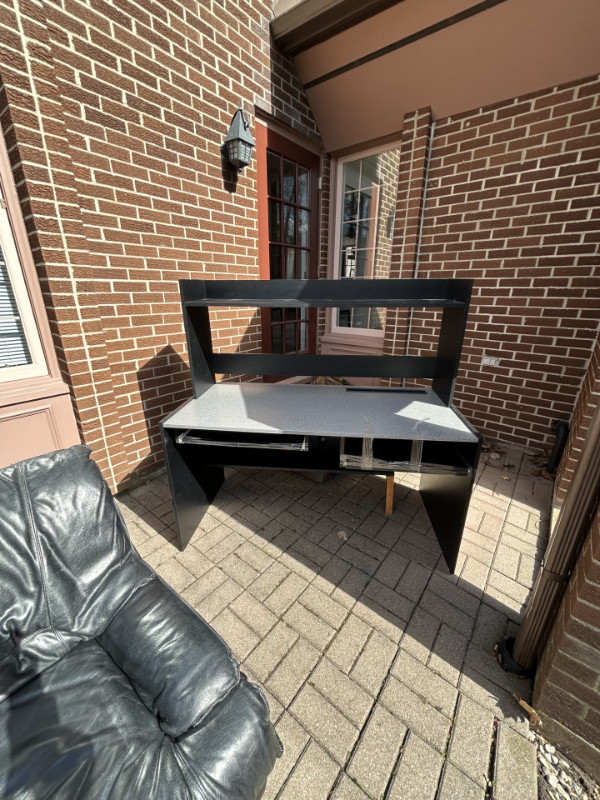 A DONNER  canapé cuir noir aucune déchirure et bureaux dans Autre  à Ville de Québec - Image 2