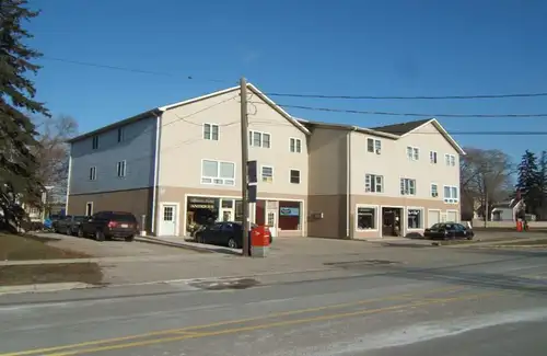 1 BDRM APT. ACROSS THE STREET FROM PARK. fREE PARKING. PAY ONLY HYDRO