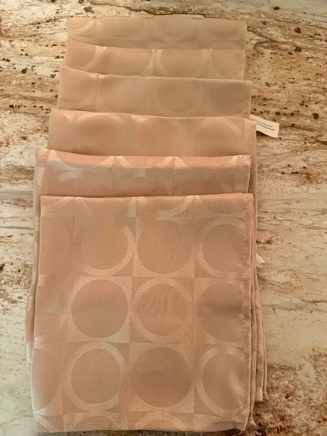 Set of 6 beige circular-patterned table napkins