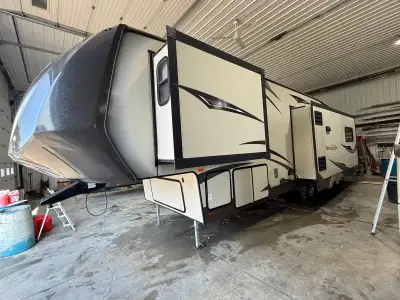 2014 FOREST RIVER WILDWOOD HERITAGE GLENN 327RES 5TH WHEEL. 3 slides, 4 seasons package with dual pa...