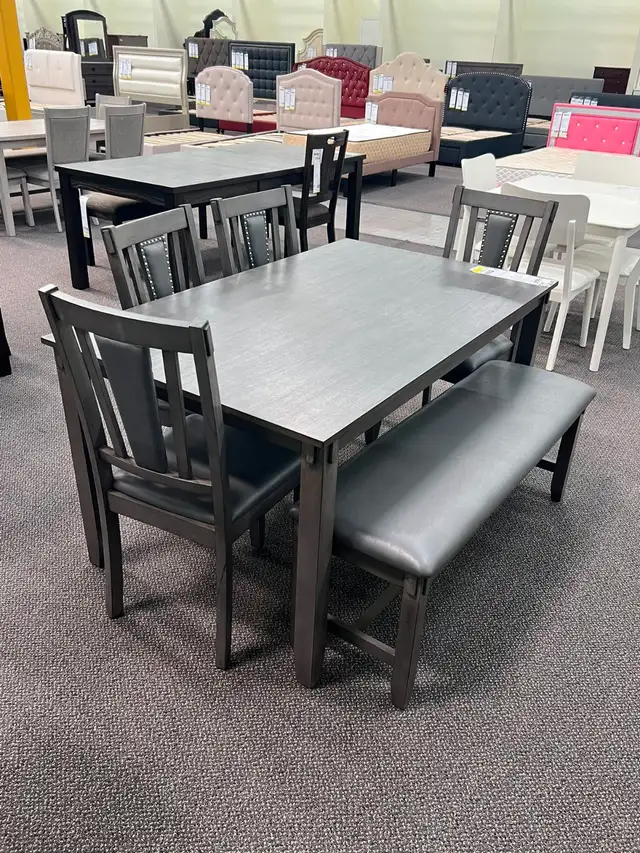 Dining table with 4 chairs and bench in Dining Tables & Sets in Longueuil / South Shore - Image 3