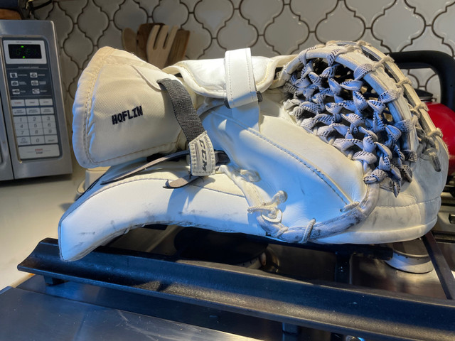 CCM Eflex 4 pro return goalie gloves  in Hockey in Ottawa - Image 3