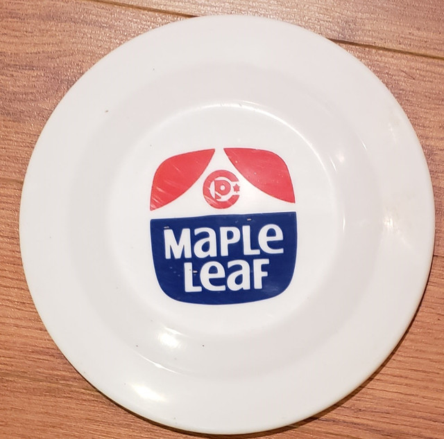 VINTAGE PLASTIC FRISBEE - MAPLE LEAF LOGO - 1970's dans Art et objets de collection  à Laval/Rive Nord