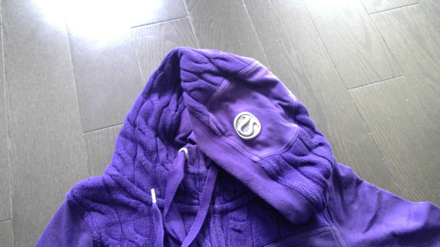 Lululemon hooded jacket - size 6 in Women's - Tops & Outerwear in Oakville / Halton Region - Image 3