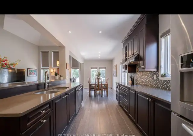 Full maple kitchen with appliances and counter in Cabinets & Countertops in Markham / York Region - Image 8