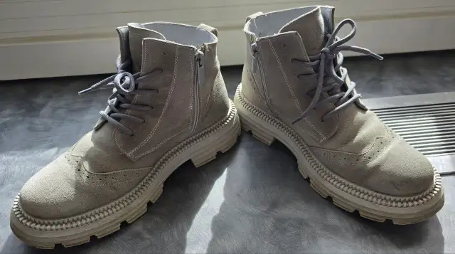 Women Winter boots in Women's - Shoes in Calgary - Image 2