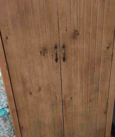 Armoire en bois massif., View more