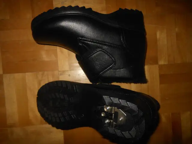 Winter boots in Women's - Shoes in City of Montréal - Image 4