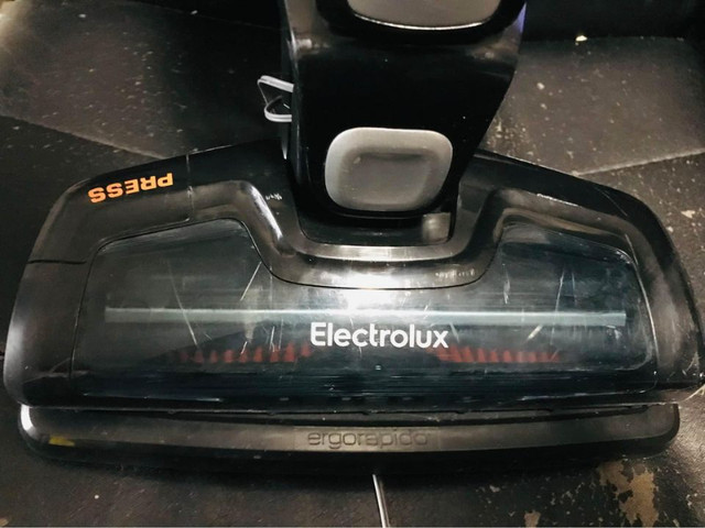 ELECTROLUX ERGORPIDO LITHIUM CORDLESS STICK VACUUM LIGHT WEIGHT in Vacuums in Hamilton - Image 4