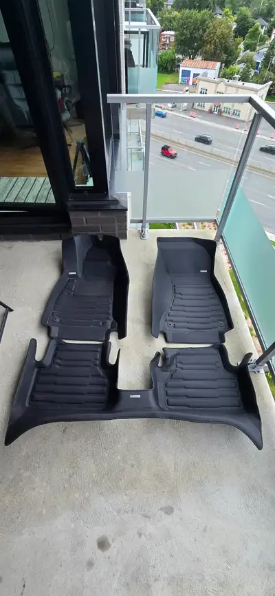 2 x tapis avant 1 x tapis arriere Tout est quasi neuf; jai vendu la voiture!