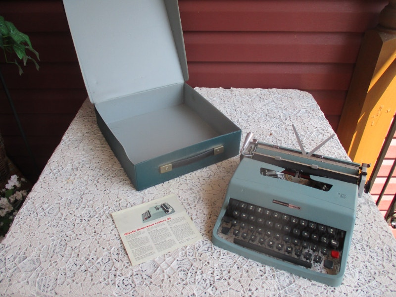 Vintage Olivetti Underwood Typewriter with Case Lettera 32 Arts