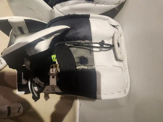 35" + 2 Vaughn Ventus SLR Pro Carbon Goalie Leg Pads (Used) in Hockey in Markham / York Region - Image 10