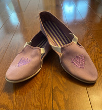 Mauve slip on canvas runners size 8