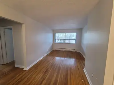 One bedroom apartment right next to Dundurn park. Laundry in building, storage unit and parking spac...