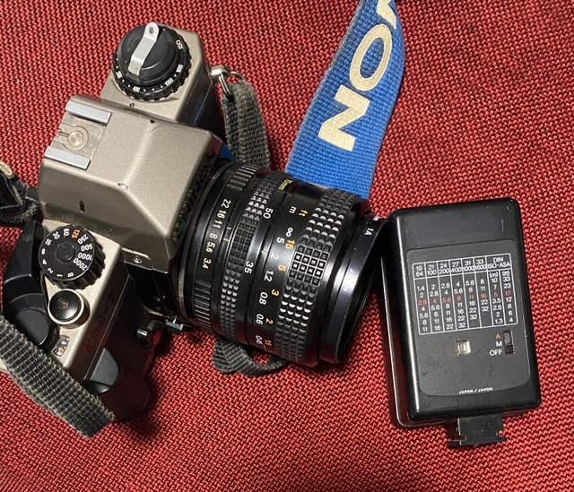 Vtg Chinon CM-7 35SLR Flash/Strap/Bags/Focal MC  1:4.0 in Cameras & Camcorders in North Bay - Image 4