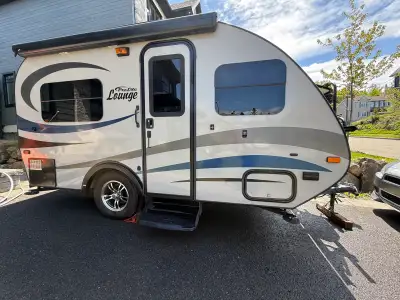 Roulotte Prolite Lounge 2018 en excellent état, toujours entretenue avec soin. Intérieur extrêmement...