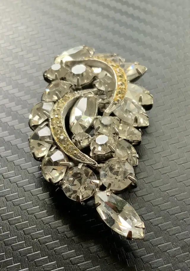 Vintage Crystal Pear Baguette Round Rhinestone Brooch. in Jewellery & Watches in City of Montréal - Image 3