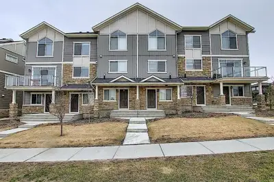 In the community of Evanston NW, this townhome will welcome you with it's spacious entrance one can...