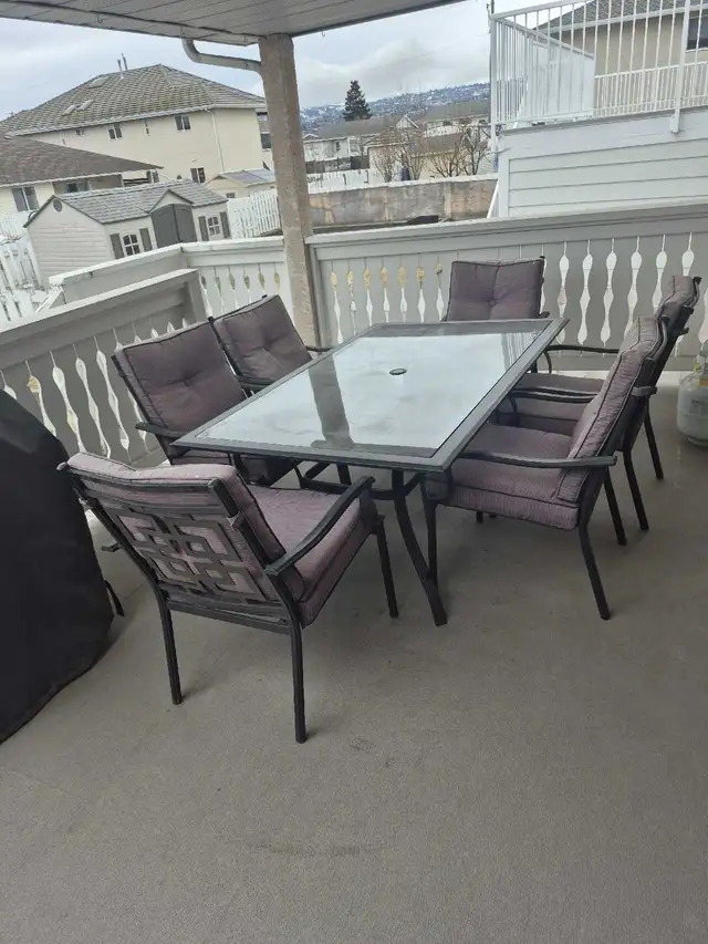 BBQ and table with six chairs  in BBQs & Outdoor Cooking in Kamloops - Image 2