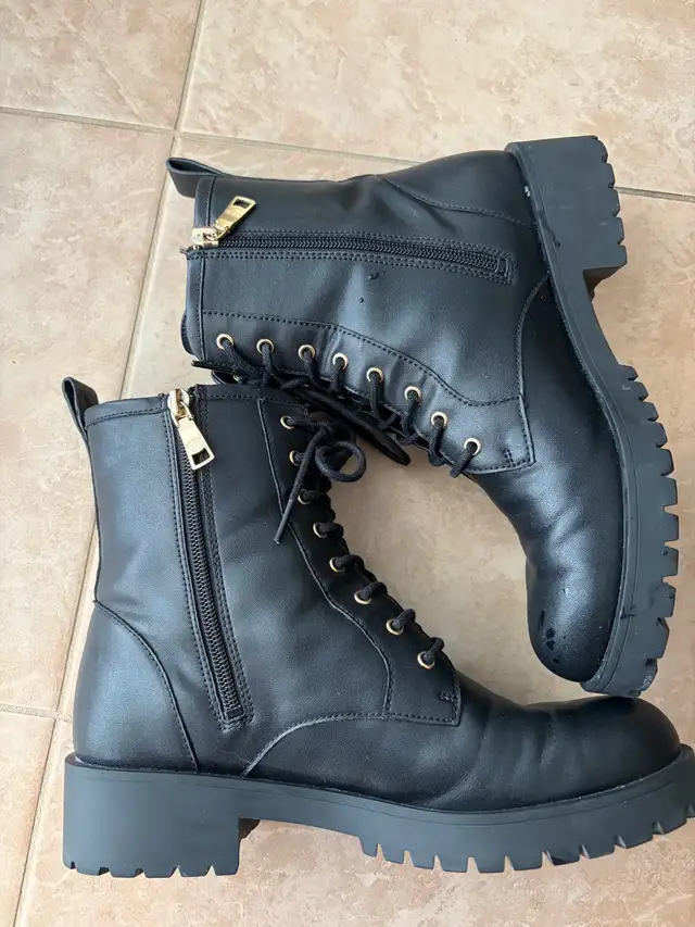coach women’s leather boot  in Women's - Shoes in Markham / York Region - Image 3