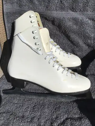 Ladies Figure Skates, size 8, View more