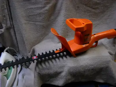 Trime haie elec. 13po Black Decker. Orange/noir., View more