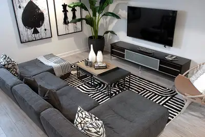 Stunning 3-Beds/2.5-Baths Townhouse  available Sept 1